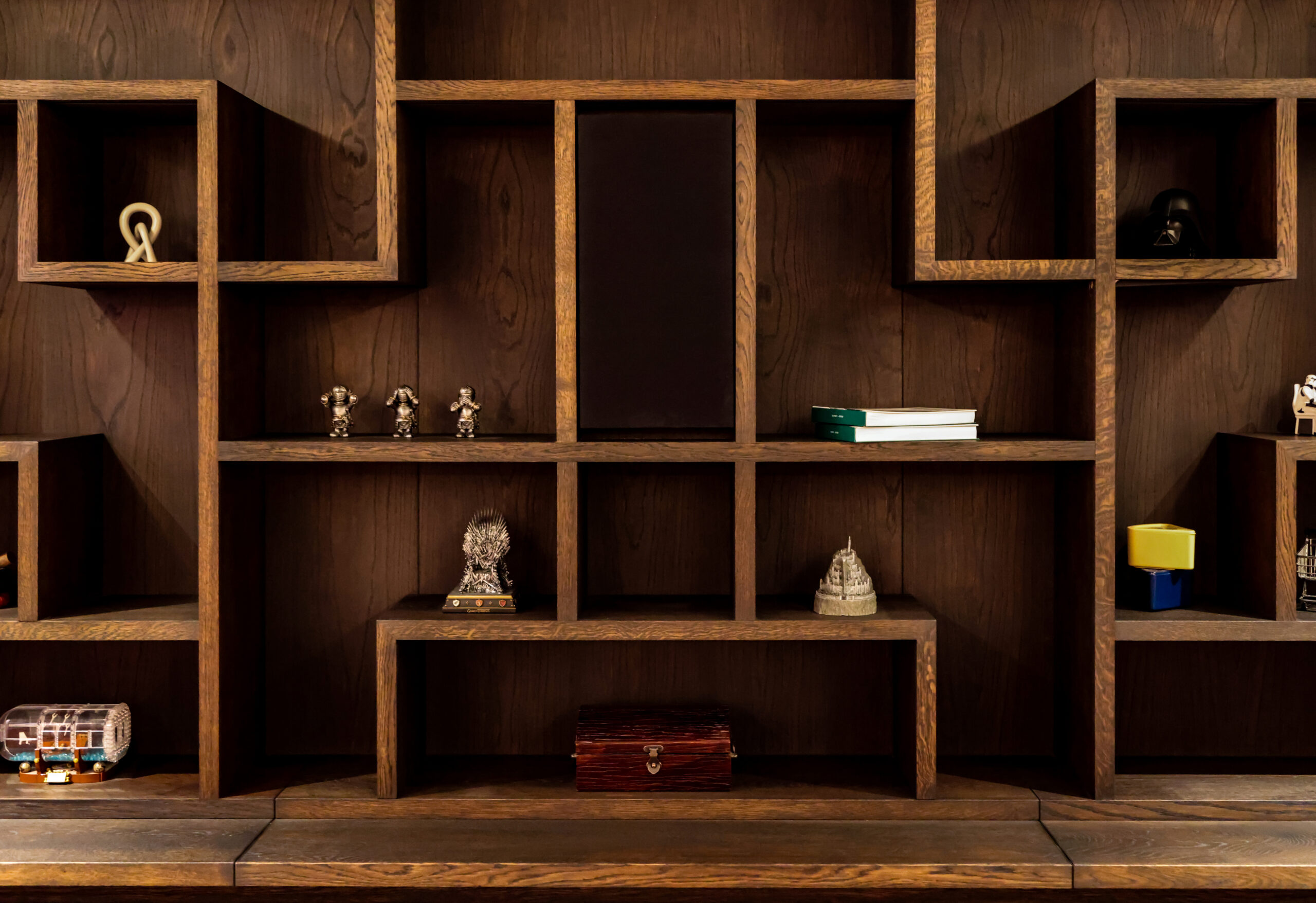 home inspiration - wooden wall shelf with wall ornaments